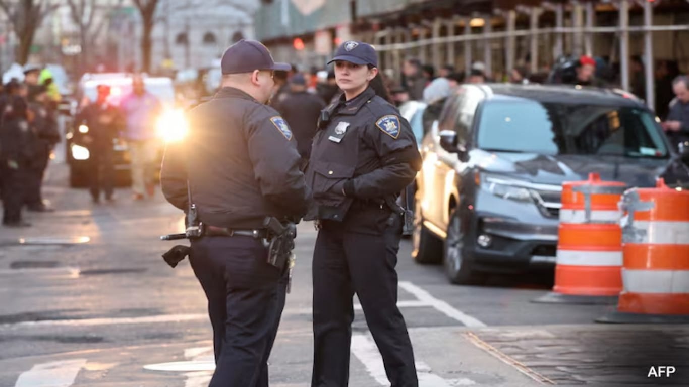 Teen shooter wounds three in Times Square