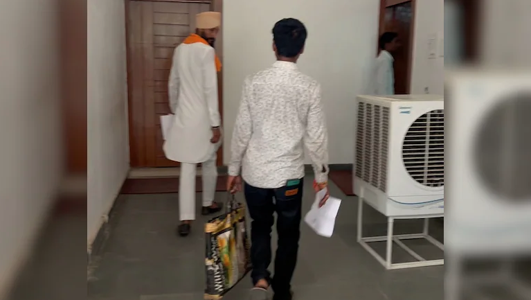 Baby dies at hospital, father reaches govt office with body in bag