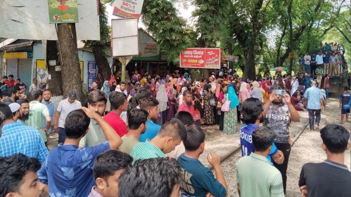 BAU students block Dhaka-M’singh railway for 5 hrs