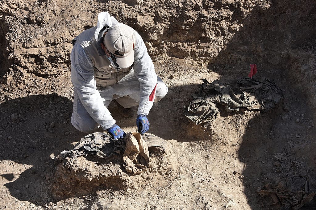 Iraq starts work on IS mass grave thought to contain thousands