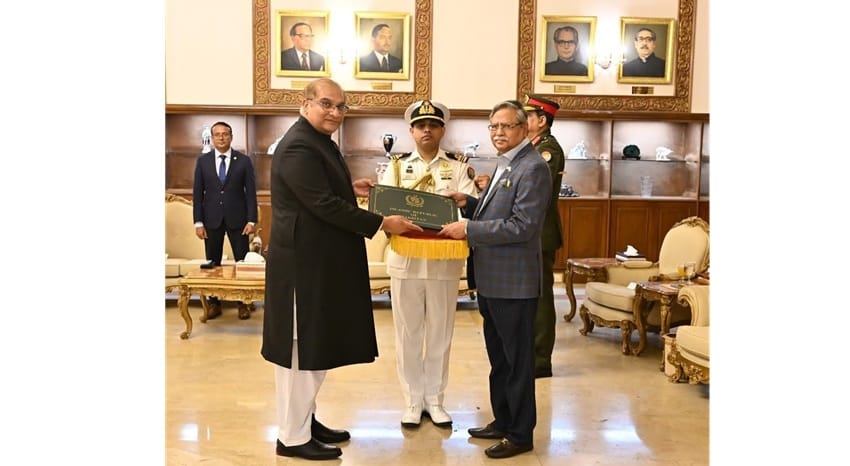 Pakistan High Commissioner presents credentials to President