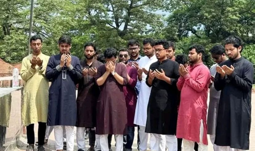 DUCSU leaders pay tribute to martyrs at Rayerbazar memorial