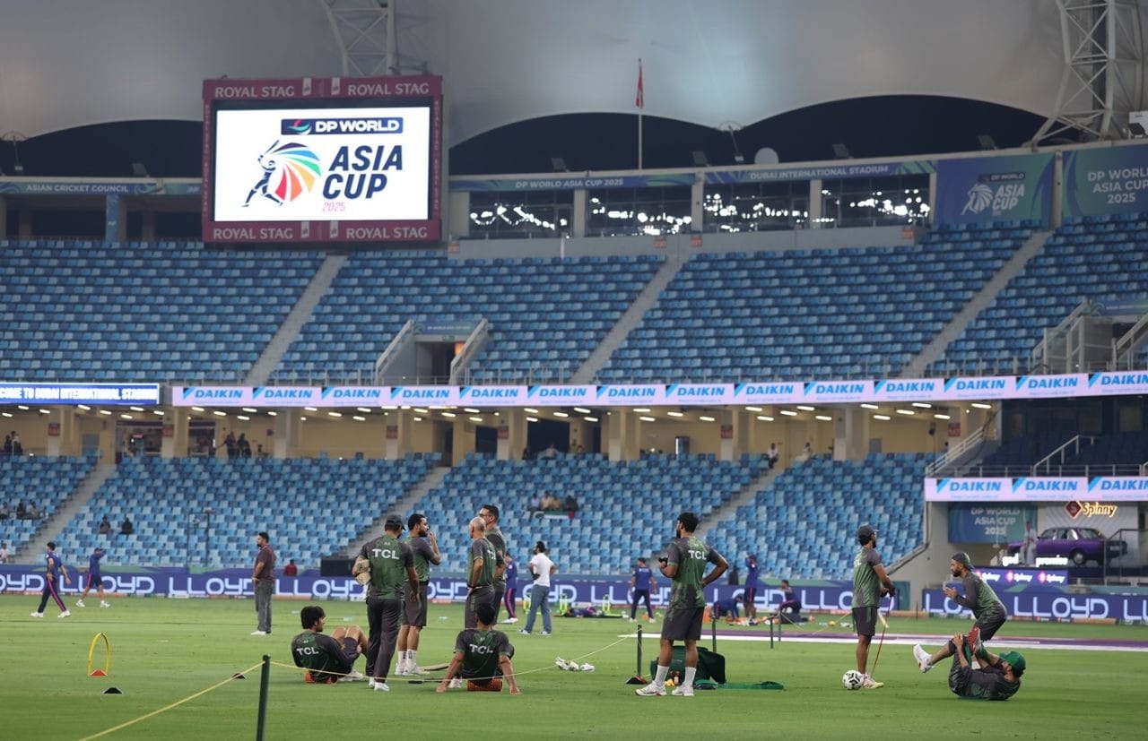 UAE to bat first against Pakistan as match referee apologizes before match